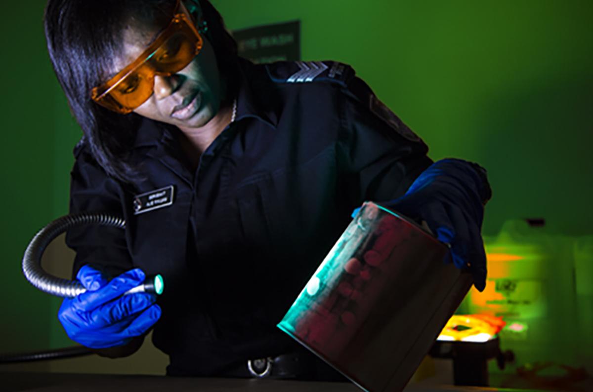 Forensic working with UV light